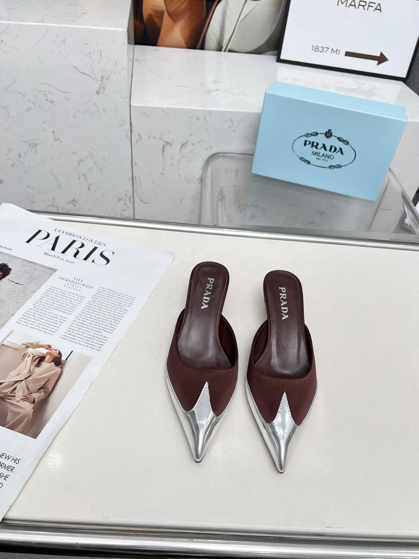 👟👟Ex-factory price 520👟👟 🏧2025 T show Mule shoes, silk pointed toe series🏧 (highest version with top packaging) PRADA 2025𝐬𝐬Prada new product, (top version) is coming! prada25 "T-stage show style" mainly promotes hot-selling styles, made of silk material and TPU Muller series spring and summer single shoes and sandals series. Made of high-quality silk satin and Tpu mirror material, a full range of simple light plate logo hot stamping. ——————————————————❣️ 2025SS PRADA spring and summer simple style, it looks so good. Various Internet celebrities have planted popular styles, awakening the imagination of skirt trains, corsets and bra curves, streamlined to the extreme ~ super popular series of hot products, with iconic logos on the heels or on the feet, as well as prismatic pointed toes, and angular lines are clearly defined.  Prada spring2025’s latest presentation is also wonderful with different styles! This season's Prada styles are simpler in design than before. They don't deliberately pursue a trendy or sporty feeling. They are all natural. The colors are also made of bright spring and summer eye-catching colored silks with pointed toes. They are so simple and beautiful. 😋The original shoes are developed and purchased from Italian counters, and are reproduced 1:1 according to the original taste. The newly opened low heel of 4cm has the same concave and convex height as the original version, creating a variety of sandals and slippers: low heel, pointed toe and half drag. 💛❤️ 💛❤️ ⚛Baotou low heel 4cm. ⚛Sale size: 35-41 (customized at 42.43) ⚛Top silk satin fabric + sheepskin lining + Italian triple-A cowhide bottom. 💙"Multiple colors, all official colors can be produced".